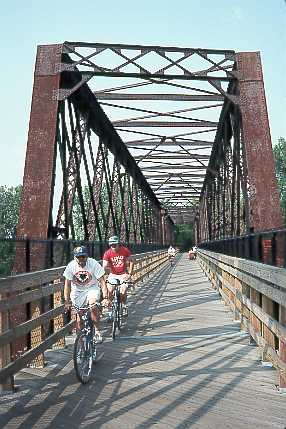 Connecticut River bridge on Norwottuck path (26 KB JPEG)